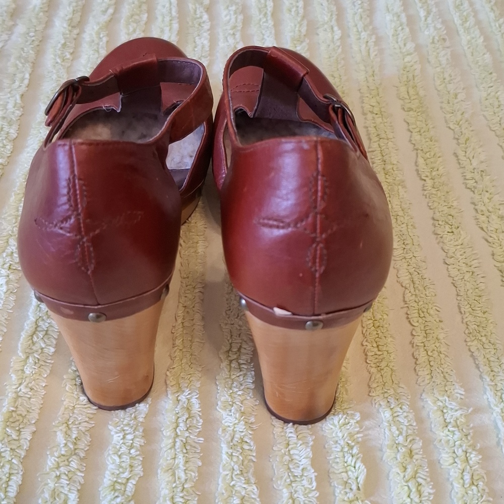 Ugg Australia sz 10, Christie clog wedge. T-strap. Sheepskin toe - Picture 9 of 11